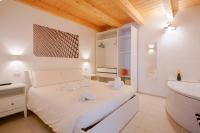 Habitación con cama extragrande y bañera de hidromasaje