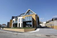 MERAKI 4 by BOURNECOAST - A Modern Apartment with a Patio and Parking - Sea Glimpses - FM8413 - Chambres d'hôtes Bournemouth