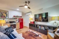 Cozy Montgomery Cottage with Porch, Near Lake Conroe - Chambres d’hôtes Montgomery