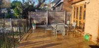 Luxury London House Sleeps x 16, Free Parking, Free Wifi, Garden Patio, Close to tube line easy access to Central London - Chambres d'hôtes Ilford