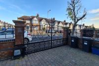 Luxury London House Sleeps x 16, Free Parking, Free Wifi, Garden Patio, Close to tube line easy access to Central London - Chambres d'hôtes Ilford