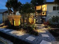 Shares Courtyard Luxury Apt - NEW! - B&B