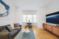 B&B London - Stunning Acton Super-King Flat with Parking - Bed and Breakfast London