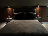 Habitación con cama grande y bañera de hidromasaje
