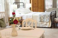 Bluebirds Nest 10 Min to AVL Biltmore hot tub cont bkfst sparkling water - B&B Asheville