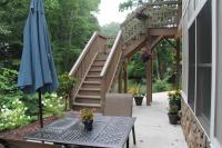 Bluebirds Nest 10 Min to AVL Biltmore hot tub cont bkfst sparkling water - B&B