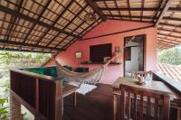 Habitación con cama grande y vistas al jardín