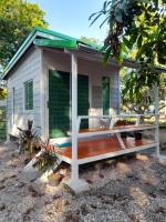 Habitación con cama grande y vistas al jardín
