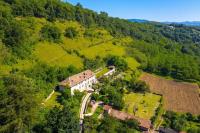 Gîte de groupe de caractère 12-14 pers avec jacuzzi - Ancien domaine de Chartreux - Chambres d'hôtes Tullins