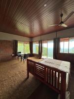 Zimmer mit Kingsize-Bett und Balkon