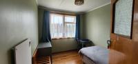 Chambre Simple avec Toilettes et Douche Communes