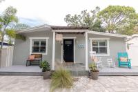 B&B Palm Harbor - Happy Camper Cottage - Cozy Oasis with Hot Tub - Bed and Breakfast Palm Harbor