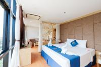 Suite con cama extragrande y vistas al mar