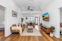 B&B Townsville - Elegant 3-Bed 2-Bath Cottage: Classic Charm with a Modern Twist - Bed and Breakfast Townsville