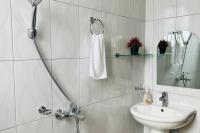 Cozy Apt, Near Acacia Mall, UnLtd WIFI, Netflix, - B&B Kampala