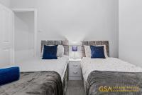Contractor-Friendly 3-Bed, Forest Gate, Parking By Golden Service Accommodation Short Term Lets - B&B London
