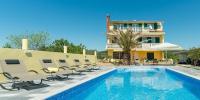 Crowonder Sun&Fun Holiday House with Large Swimming Pool, Playroom and Garden - Ferienwohnung Bibinje