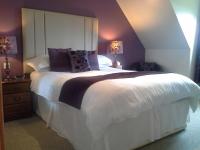 Zimmer mit Kingsize-Bett und Seeblick
