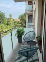 EUROPA22 Apartament RELAKS z JACUZZI w samym sercu miasta Prestiżowe osiedle z widokiem na park i staw z fontannami Szybkie i Łatwe Zameldowanie - Chambres d’hôtes Tomaszów Mazowiecki