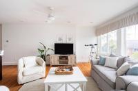 Spacious Oceanview Villa Elegant Coastal Escape, Sleeps 22 - B&B New London