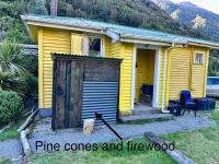 Super 'Cosy' Small Basic Cabin in The Middle of National Park and Mountains but near Road and Railway - Ferienwohnung Otira