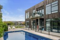 Sun and Serenity - Waikanae Beach Holiday Home - B&B