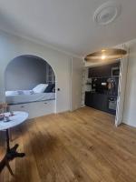 Suite Versailles Quartier Saint-Louis 6 personnes - Bed and Breakfast