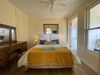 Sunset Haven: Mountain Views & Office Space - B&B
