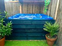 Jungle style lodge with jacuzzi ,sauna and garden near Amsterdam - Ferienwohnung Vijfhuizen