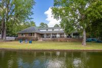 Stunning Luxury Lakefront Lodge! 8 BRs! Sleeps 32! - Chambres d’hôtes