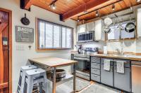 Inviting Mt Hood Cabin w/ Porch: 1 Mi to Skibowl! - B&B Government Camp