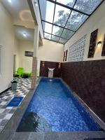 Villa 705 Rooftop 3 Lantai Private Pool , 4 Bedroom & 4 Extra Bed - Bed and Breakfast Tlekung