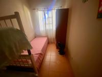 Dreibettzimmer mit Poolblick