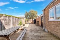 4 Bedroom House with Parking & Garden by Cherry Inn Short Let's & Services Accomodation - B&B