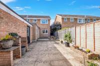 4 Bedroom House with Parking & Garden by Cherry Inn Short Let's & Services Accomodation - Chambres d’hôtes