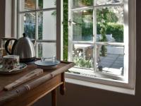 Zimmer mit Kingsize-Bett und Poolblick