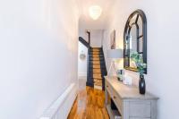 Huge House in Headingley Leeds - 6 Bedroom - 10 actual Beds - Sleeps 13 - by PureStay Accommodation - B&B