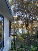 Treetop Retreat Northern Beaches with Stunning Pittwater Bay Views - B&B Newport