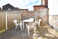 London House by YourStays - 5 Bedroom House in Newcastle-under-Lyme - Ferienwohnung