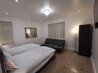 Three Bedroom Modern Apartment by Luton Airport and Luton Station - B&B Luton