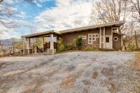 B&B Gatlinburg - Chestnut by AvantStay Mountain Cabin w Treetop Views Hot Tub Game Room - Bed and Breakfast Gatlinburg