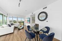 B&B Los Angeles - Luxurious SM Penthouse with Panoramic Ocean Views - Bed and Breakfast Los Angeles