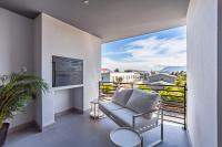 Chic Modern 2 bedroom beachfront with views, 6 Blue Tides - B&B Bloubergstrand
