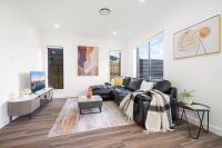 Leppington 5Br house near Woolworths Tran station - B&B Leppington