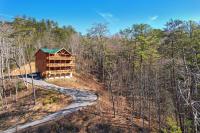 B&B Sevierville - Crystalline by AvantStay High Altitude Retreat w Movie Theatre Indoor Pool Hot Tub Views - Bed and Breakfast Sevierville