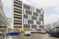 Bright, Cozy Apartment Close to the Airport by Noclegi Renters - B&B