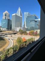 Spacious 2 Bed, 2 Bath Uptown Gem in the Heart of the City-Parking-Wi-Fi-Balcony-Walk to BOA Stadium - B&B Charlotte