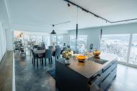 B&B Dierikon - Visionary Hospitality - Big Premium Loft with View, Washer, Parking, Kitchen, Tub - Bed and Breakfast Dierikon