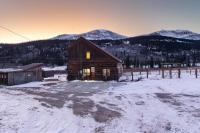 B&B Fairplay - The Bross Ranch Cabin - Open Floor Plan! 10Mi to Ski Breck! Hot Tub! - Bed and Breakfast Fairplay