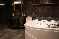 Historical Malt Factory Apartment, 6 Bedrooms, sleeps 16 , Hot Tub - Chambres d'hôtes Helsingborg